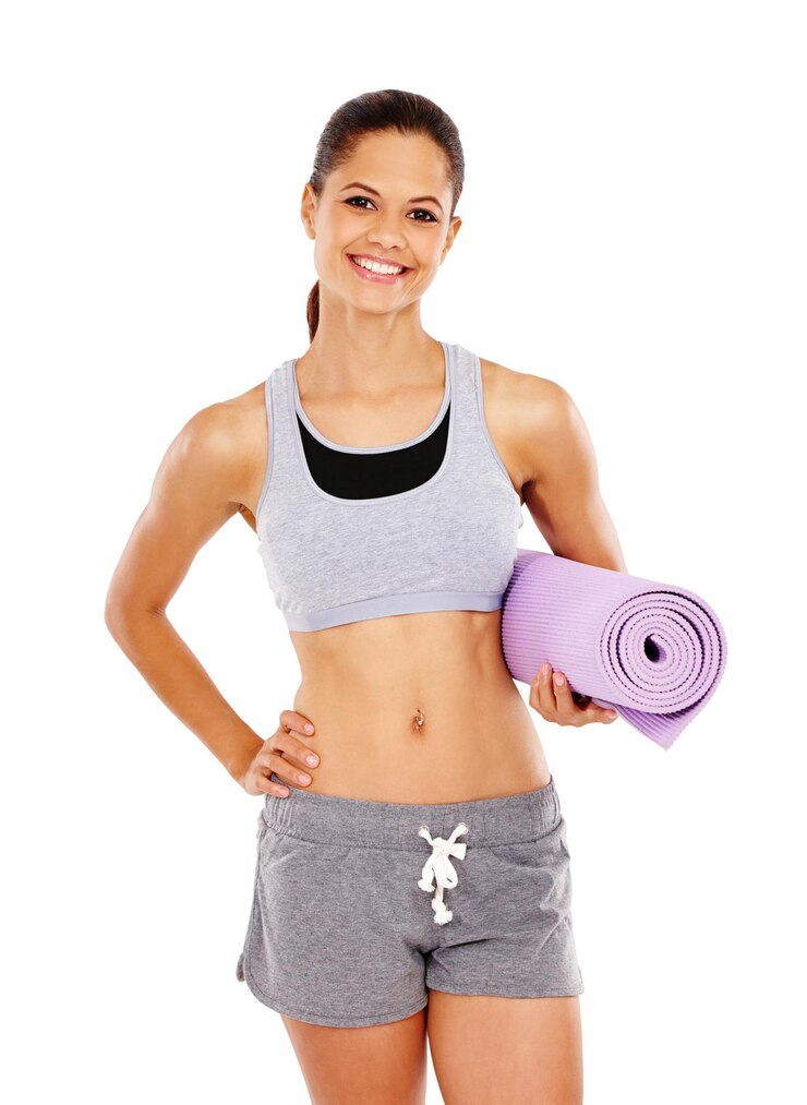 Foto mulher de fitness e retrato com tapete de ioga em estúdio para exercícios e treinamento com corpo saudável treinador pessoal pessoa e feliz para prática e desempenho de pilates em fundo branco