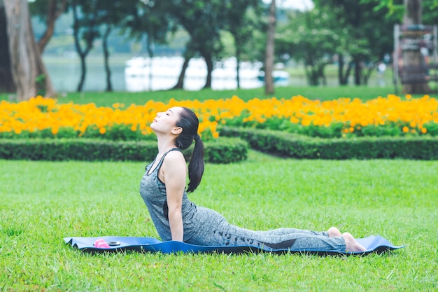 Mulher de fitness em um parque