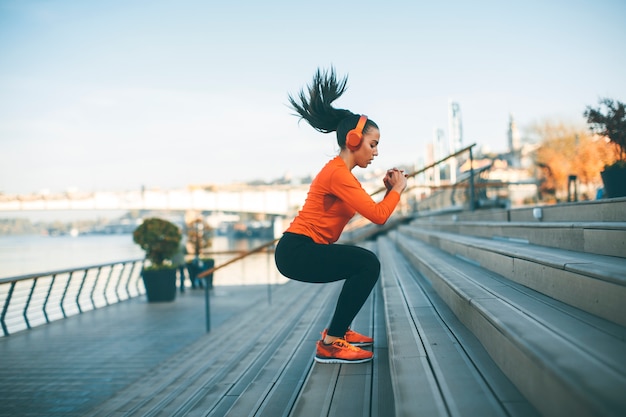 Mulher de fitness pulando ao ar livre