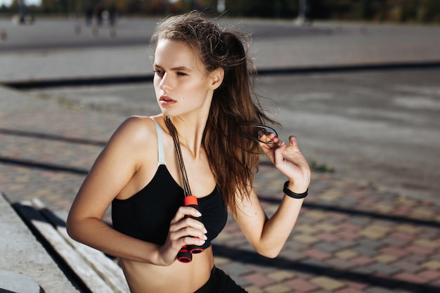 mulher de fitness treinando e posando ao ar livre