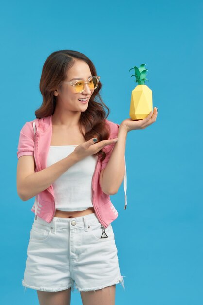 Mulher de frutas de abacaxi sorrindo saudável e alegre