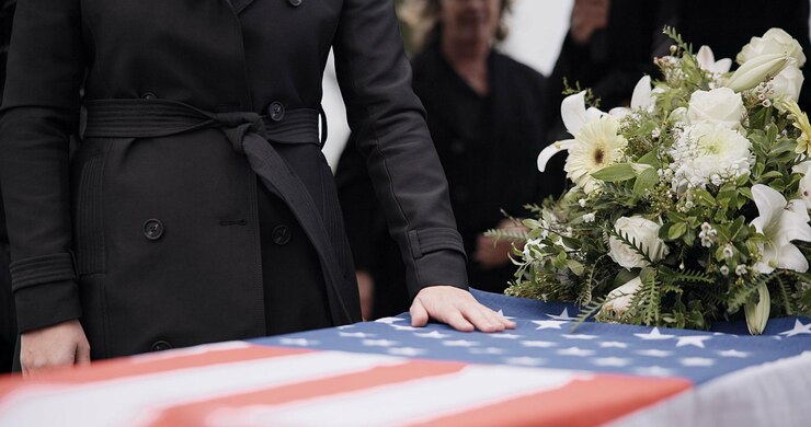 Foto mulher de funeral de veterano dos eua e caixão com toque triste família e bandeira para luto depressão e respeito pessoas viúvas e serviço militar com sepultamento de caixão ou memorial para herói de guerra na filadélfia