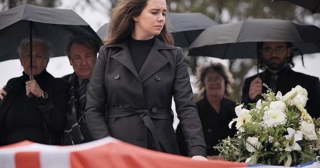 Mulher de funeral veterano dos EUA e triste para tocar caixão família e bandeira com luto depressão e respeito pessoas viúvas e serviço militar com caixão enterro e chorar por herói de guerra na Filadélfia