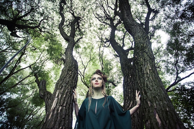 Mulher de Halloween de vestido verde ao ar livre