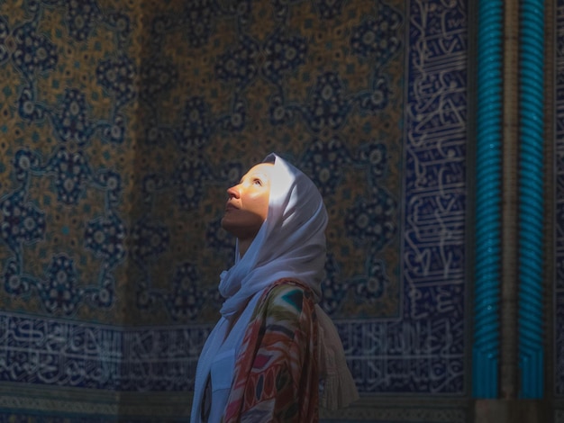 Mulher de hijab olhando para cima