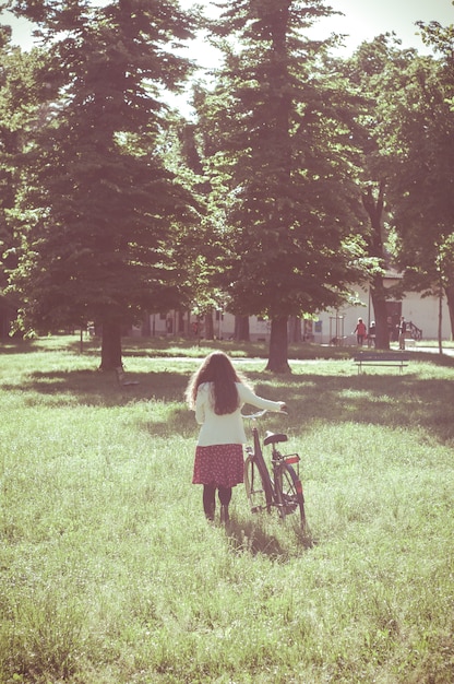 Foto mulher de hipster oriental vintage com bicicleta