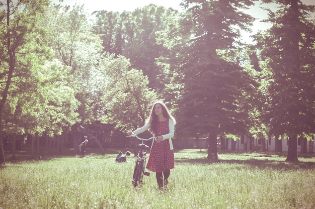 mulher de hipster oriental vintage com bicicleta