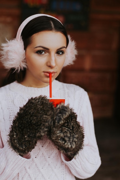 Mulher de inverno com café quente