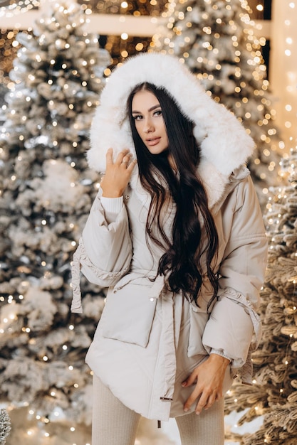 Foto mulher de inverno de natal com presentes de natal fada lindo natal e árvore de natal maquiagem festiva modelo de moda menina