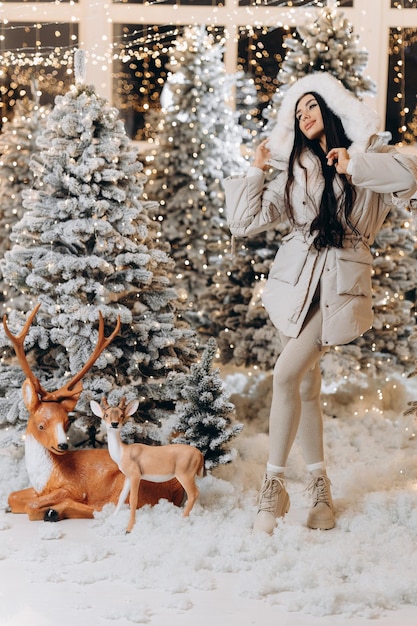 Foto mulher de inverno de natal com presentes de natal fada lindo natal e árvore de natal maquiagem festiva modelo de moda menina