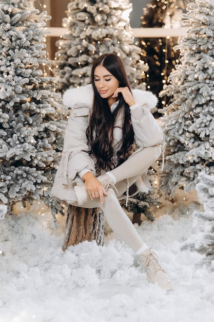 Mulher de inverno de natal com presentes de natal fada lindo natal e árvore de natal maquiagem festiva modelo de moda menina