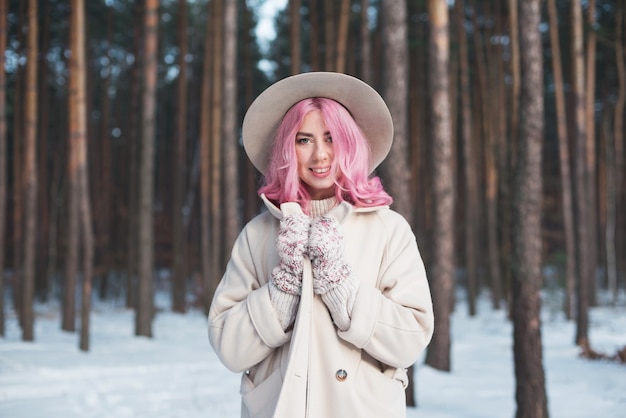 Mulher de inverno feliz ao ar livre na neve em um dia frio de inverno