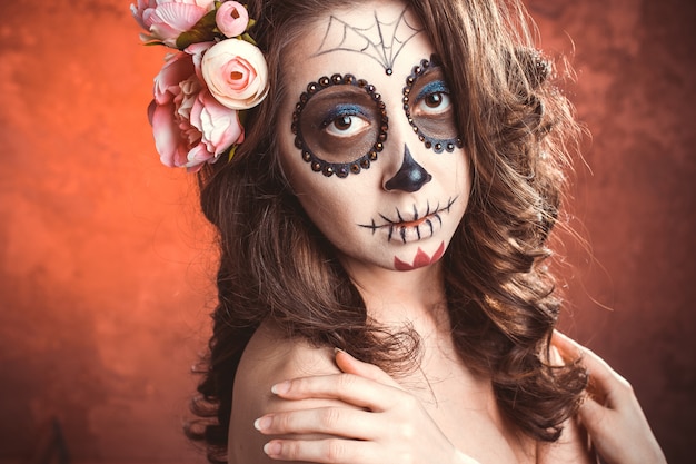 Mulher de maquiagem de Halloween de Santa Muerte