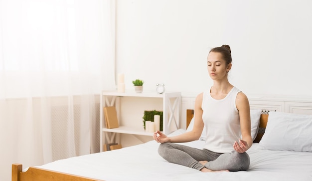 Mulher de meditação praticando ioga pela manhã