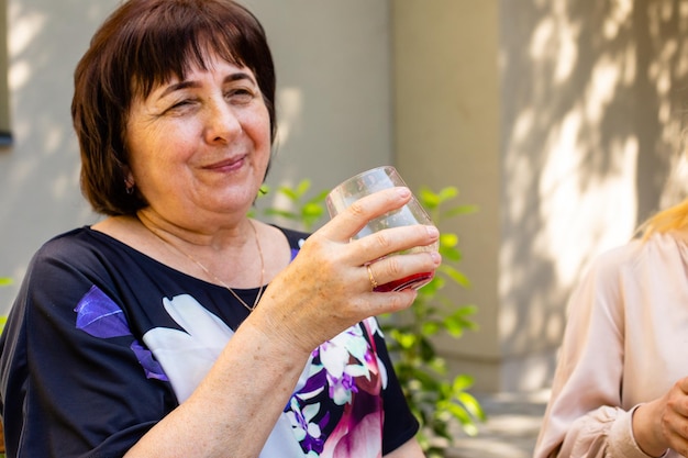 Mulher de meia idade atraente com um copo de limonada