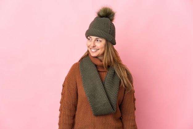 Mulher de meia idade com chapéu de inverno isolado