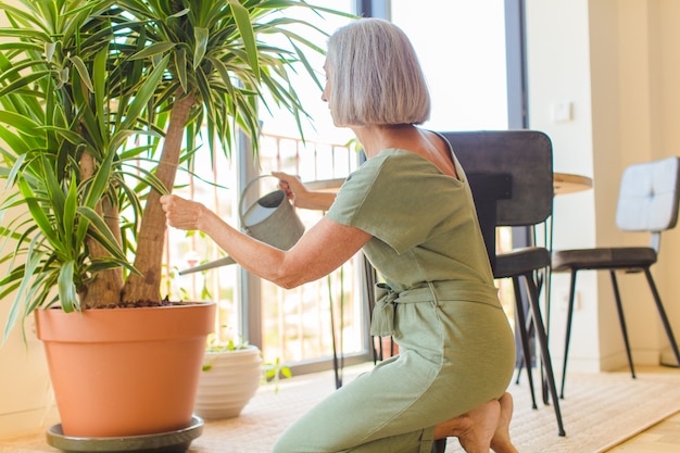 Mulher de meia idade com plantas