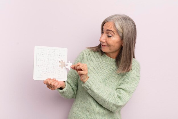 Mulher de meia idade com um conceito de desafio de quebra-cabeça