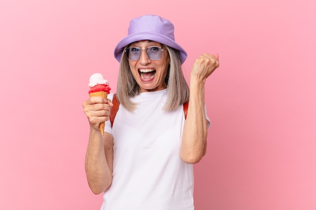 Mulher de meia-idade de cabelo branco com um sorvete. conceito de verão
