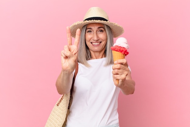 Mulher de meia-idade de cabelo branco com um sorvete. conceito de verão