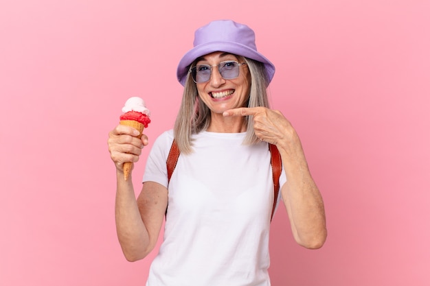 Mulher de meia-idade de cabelo branco com um sorvete. conceito de verão