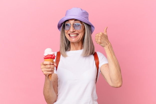 Mulher de meia-idade de cabelo branco com um sorvete. conceito de verão