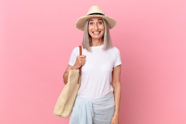 Mulher de meia-idade de cabelo branco parecendo feliz e agradavelmente surpresa. conceito de verão