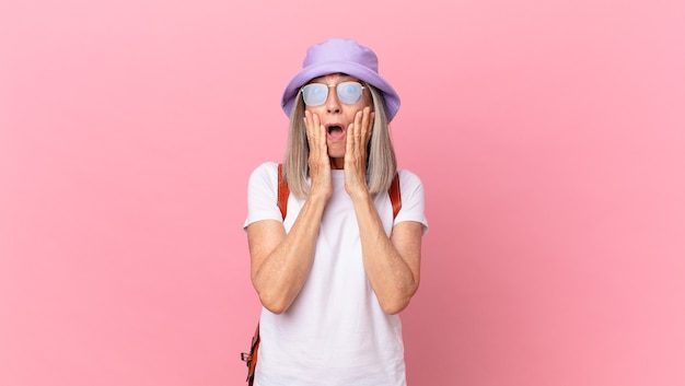 Mulher de meia-idade de cabelo branco se sentindo chocada e com medo. conceito de verão