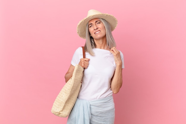 Mulher de meia-idade de cabelo branco se sentindo estressada, ansiosa, cansada e frustrada. conceito de verão