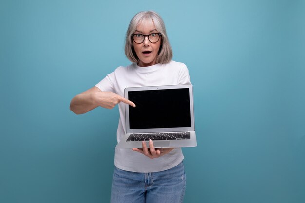 Mulher de meia-idade de negócios de meia-idade com cabelos grisalhos reaprende profissão remota usando laptop em
