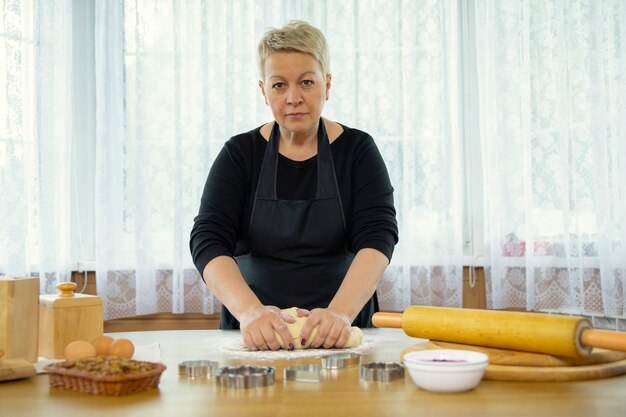 Mulher de meia-idade fazendo biscoitos caseiros