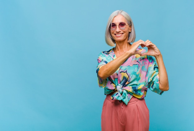 Mulher de meia-idade legal sorrindo e se sentindo feliz