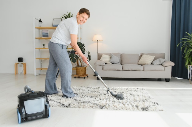 Mulher de meia idade limpando apartamento novo