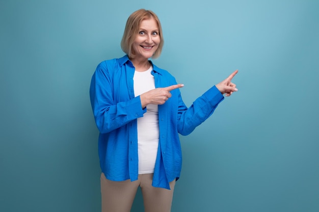 Mulher de meia-idade moderna informal em uma linda camisa mostra emoções por dentro