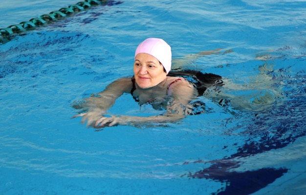 Mulher de meia idade na piscina