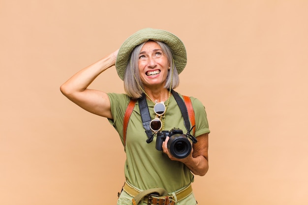 Mulher de meia-idade parecendo feliz, atônita e surpresa, sorrindo e percebendo uma boa notícia incrível