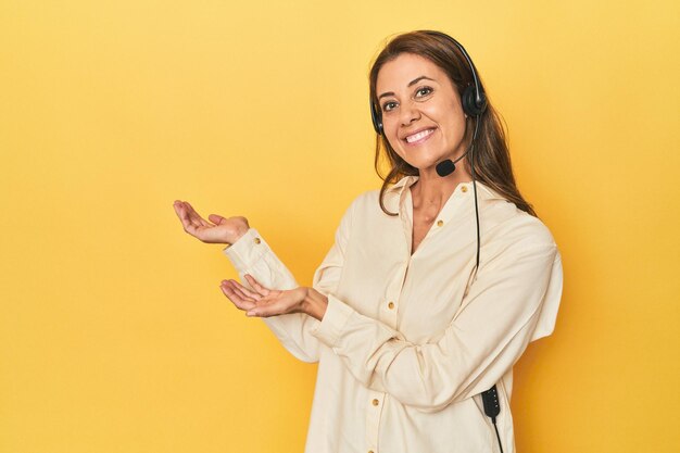 Mulher de meia-idade representante de serviço ao cliente com fone de ouvido amarelo