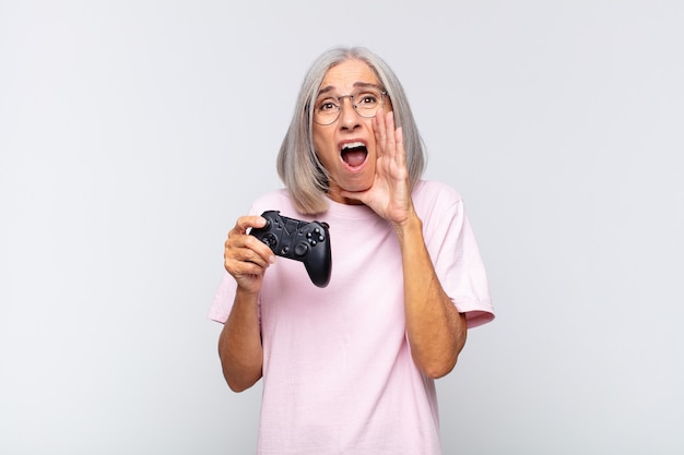 Mulher de meia idade se sentindo feliz, animada e positiva