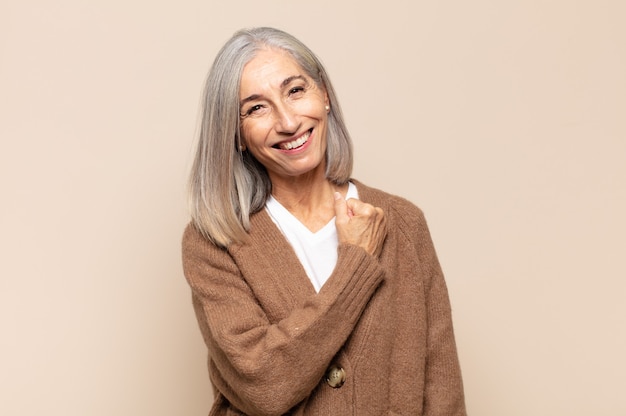 Mulher de meia-idade se sentindo feliz, positiva e bem-sucedida, motivada para enfrentar um desafio ou comemorar bons resultados