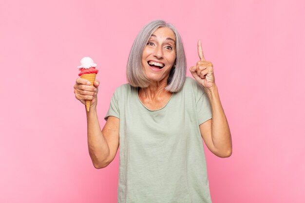 Mulher de meia-idade se sentindo um gênio feliz e animado depois de realizar uma ideia