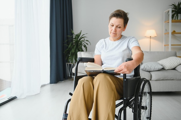 Mulher de meia idade sentada na cadeira de rodas