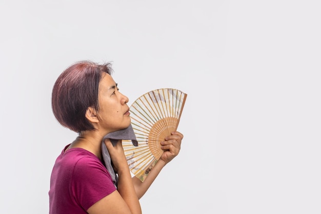 Mulher de meia idade sente ondas de calor ou sintomas superaquecidos da menopausa