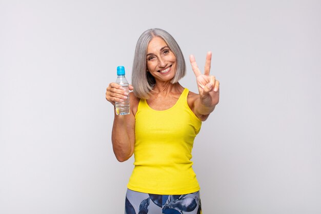 Mulher de meia idade sorrindo e parecendo feliz, despreocupada e positiva