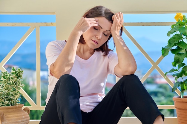 Mulher de meia idade triste problemas de saúde mental e física