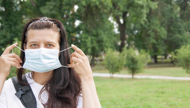 Mulher de meia-idade usando máscara médica ao ar livre