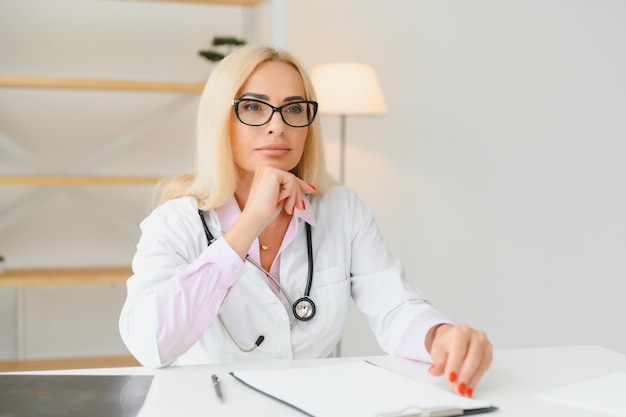 Mulher de meia idade vestindo uniforme médico na clínica