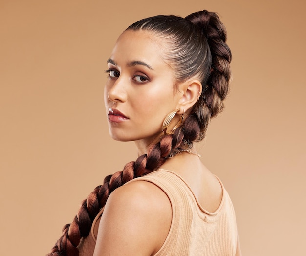 Foto mulher de moda e maquiagem de beleza com rosto sério de trança e cosméticos de luxo e cuidados com os cabelos bem-estar de saúde e retrato de cuidados com a pele de uma linda garota legal do méxico com penteado longo trançado