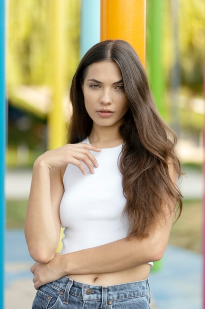 Mulher de moda sexy vestindo roupas casuais estilosas olhando para a câmera posando para fotos na rua