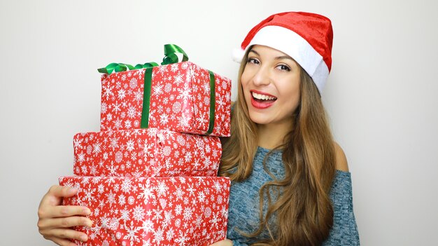 Mulher de Natal com muitos presentes com muitos presentes