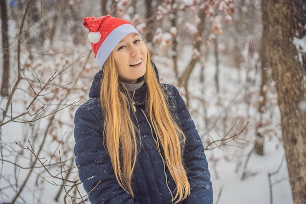 Mulher de Natal modelo de beleza menina em vendas de chapéu de papai noel closeup retrato de natal